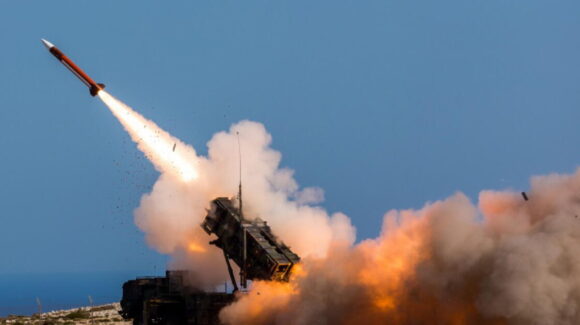 Pentágono otorga a Raytheon contrato por 24 mil 400 millones de dólares para acelerar fabricación de misiles SM-6