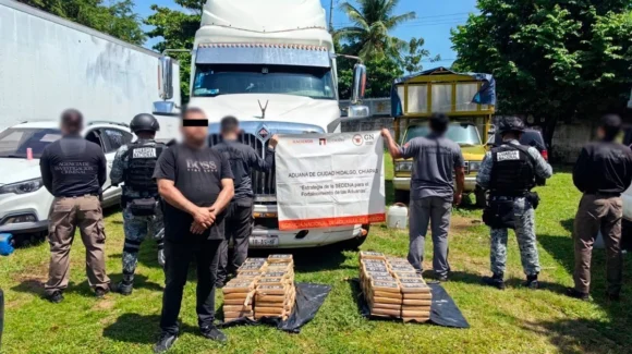 Aseguran 171.42 kilos de aparente cocaína en tractocamión revisado en Huixtla, Chiapas