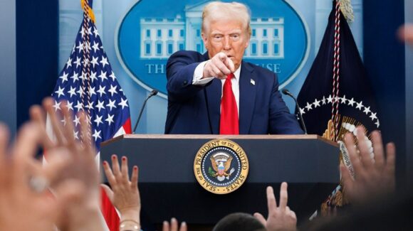 Juez mantiene suspendido el veto de Trump contra CNN, MS NOW y Politico en la Casa Blanca