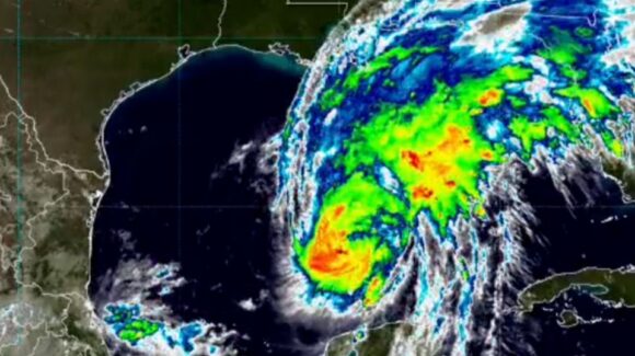 Huracán ‘Isaías’ sube a categoría 2 en el Golfo de México; prevén lluvias, vientos y oleaje en el sureste
