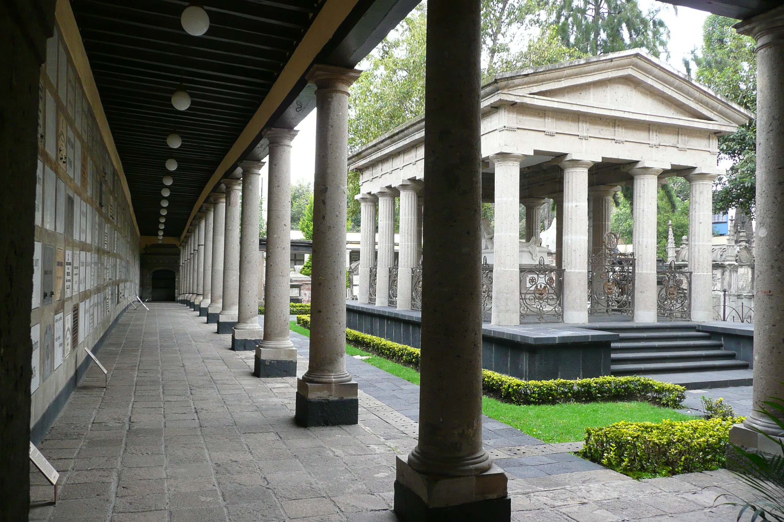 Ciudad de México: Se ponen oscuros en el Panteón de San Fernando