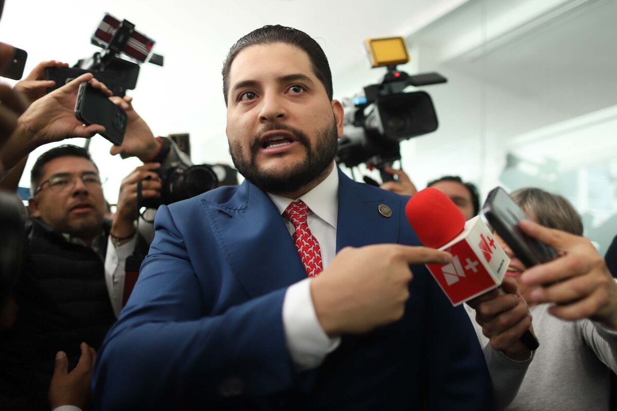 Diputado priista confronta a Jorge Álvarez Máynez y arroja agua sucia en San Lázaro