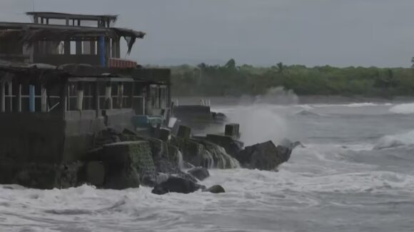 Huracán ‘Simón’ baja a categoría 2, pero mantiene lluvias fuertes y oleaje peligroso en Jalisco, Nayarit y Sinaloa