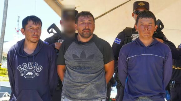 Condenan a 3 mexicanos a 21 años de prisión en El Salvador por tráfico de armas; decomiso incluyó cocaína valuada en 31.6 millones de dólares