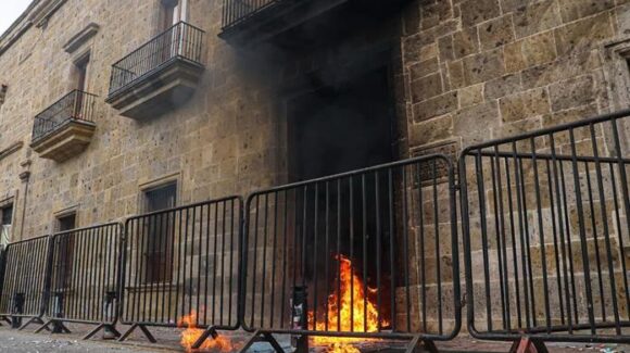 Vandalizan Palacio de Gobierno de Jalisco tras la Segunda Marcha por el Agua Limpia; colectivos denuncian infiltrados