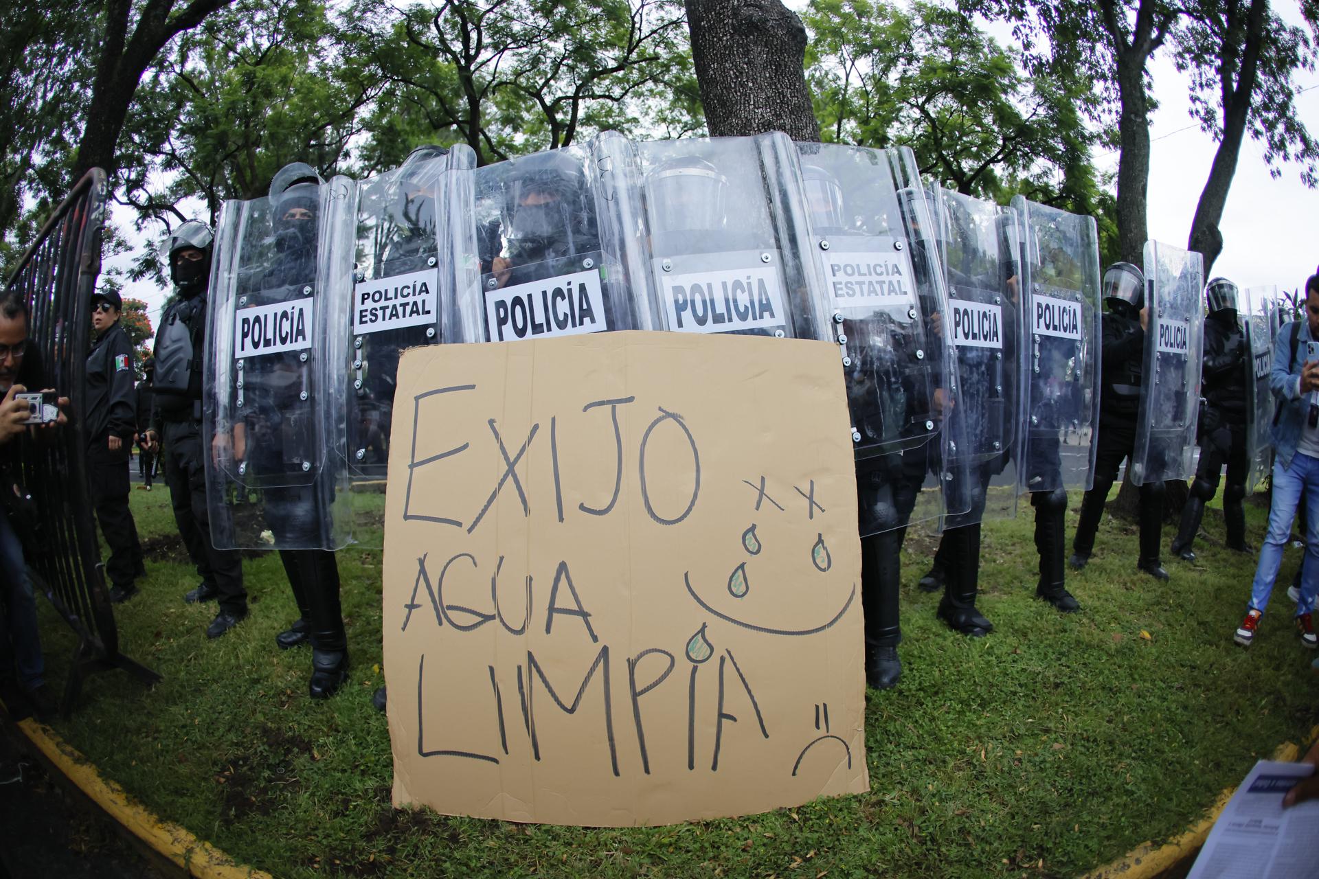 Jalisco cita a declarar a 17 policías por presunto abuso en marcha por agua limpia en Guadalajara