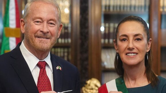 Sheinbaum reconoce apoyo del embajador Ronald Johnson en conflicto aéreo con EU, aunque mantiene desacuerdos