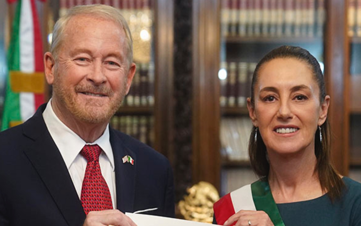 Sheinbaum reconoce apoyo del embajador Ronald Johnson en conflicto aéreo con EU, aunque mantiene desacuerdos
